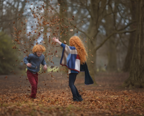 Niños fotografiados por Samyang juegan