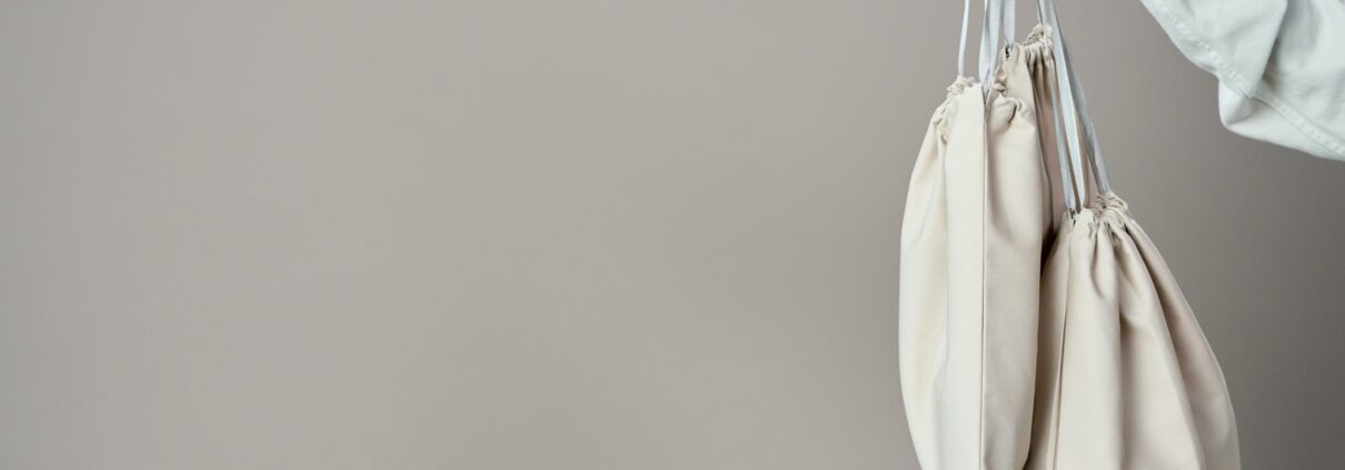 Mano sujetando bolsas de las rebajas de Robisa